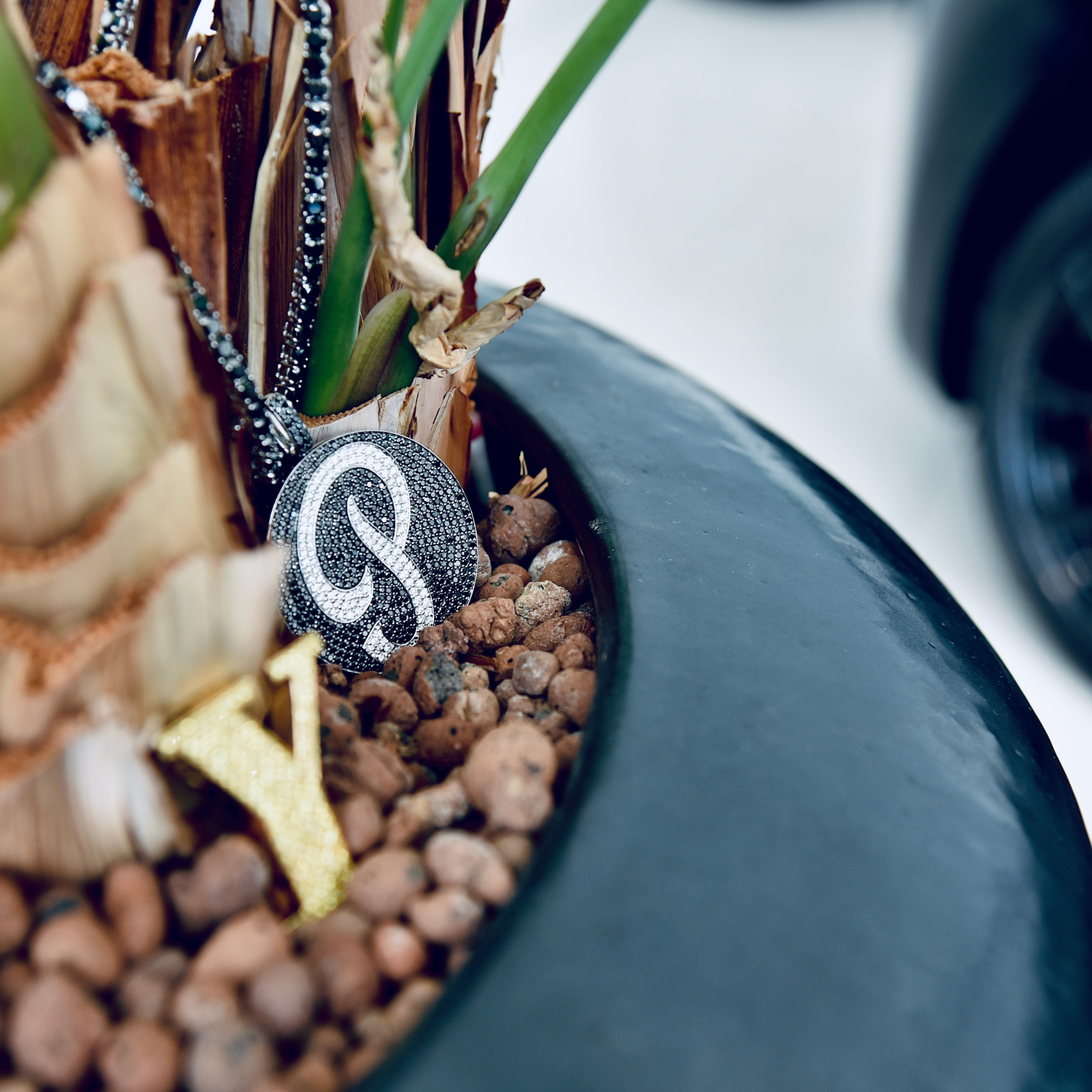 TROPHY BY GASSAN Pendant Timeless Paved Black/White Diamond P